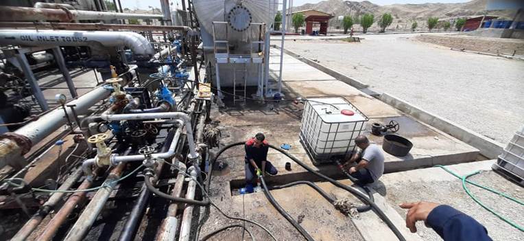 تیم اجرایی در حال انجام عملیات رسوب برداری