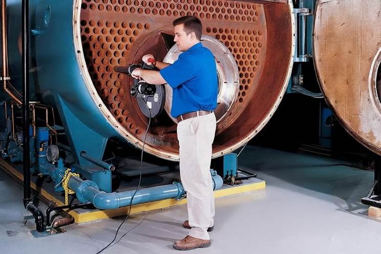 استفاده از ابزار مکانیکی برای تمیز کردن داخل یک بویلر فایرتیوب