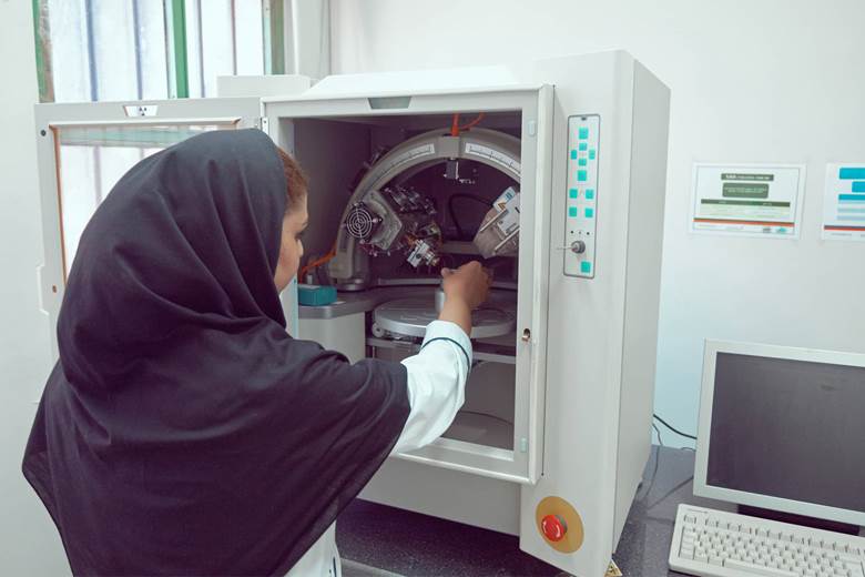 آزمایشگاه تخصصی آبریزان در حال انجام آنالیز XRD روی نمونه رسوب بویلر